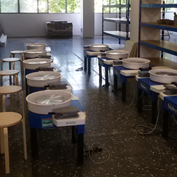 Utensilios y espacios en la escuela Corrie Bain International Ceramics School